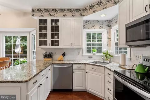 Kitchen - 43941 Reliance Ct, Ashburn, VA 20147 photo 4 of 8