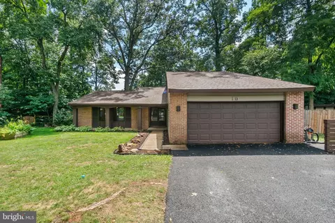 13 Westgate Ct, Sterling, VA 20164