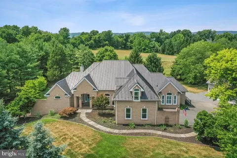 17811 Stoneleigh Dr, Round Hill, VA 20141