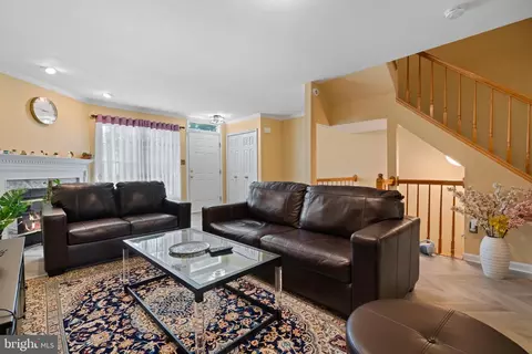 Living - 44006 Aberdeen Ter, Ashburn, VA 20147 photo 2 of 2