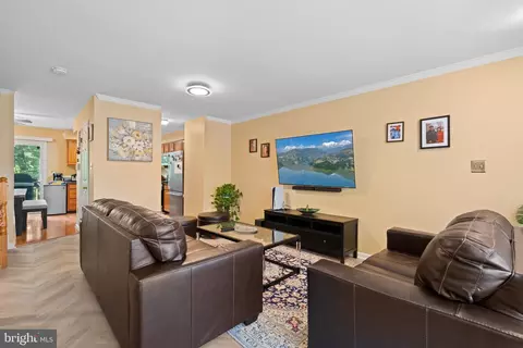 Living - 44006 Aberdeen Ter, Ashburn, VA 20147 photo 1 of 2