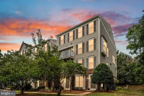 46948 Courtyard Sq, Sterling, VA 20164