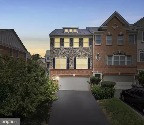 20351 Center Brook Sq, Sterling, VA 20165