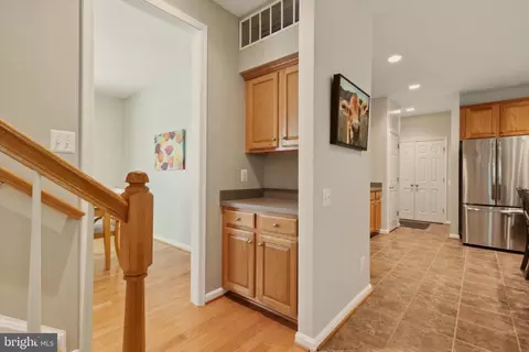 Entry Way - 43926 Middlesex Dr, Chantilly, VA 20152 photo 5 of 15