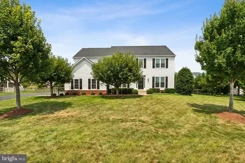Exterior - 43926 Middlesex Dr, Chantilly, VA 20152 photo 2 of 12