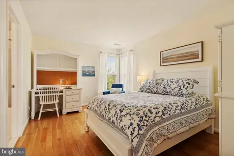 Bedroom - 43926 Middlesex Dr, Chantilly, VA 20152 photo 3 of 14