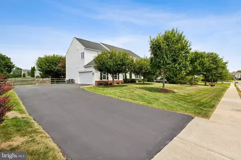 Exterior - 43926 Middlesex Dr, Chantilly, VA 20152 photo 4 of 12