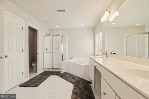 Bath - 43926 Middlesex Dr, Chantilly, VA 20152 photo 2 of 7
