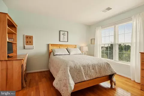 Bedroom - 43926 Middlesex Dr, Chantilly, VA 20152 photo 12 of 14