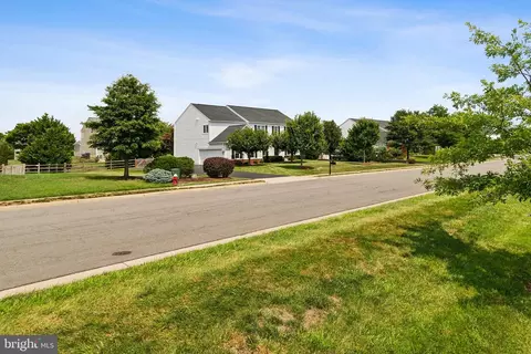 View/Area - 43926 Middlesex Dr, Chantilly, VA 20152 photo 1 of 4