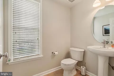 Entry Way - 43926 Middlesex Dr, Chantilly, VA 20152 photo 10 of 15