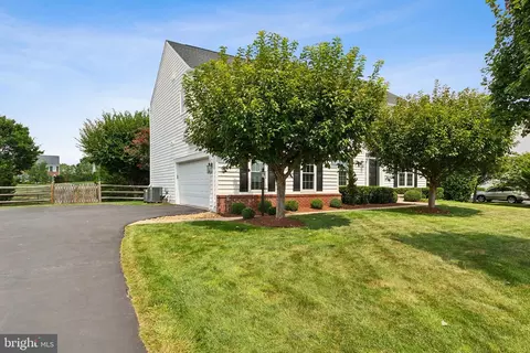 Exterior - 43926 Middlesex Dr, Chantilly, VA 20152 photo 5 of 12