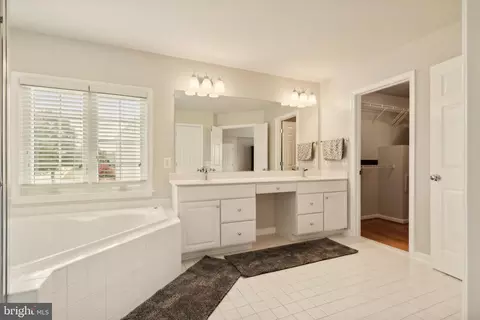 Bath - 43926 Middlesex Dr, Chantilly, VA 20152 photo 4 of 7