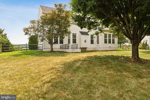 Exterior - 43926 Middlesex Dr, Chantilly, VA 20152 photo 8 of 12