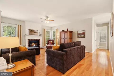 Entry Way - 43926 Middlesex Dr, Chantilly, VA 20152 photo 9 of 15