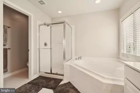 Bath - 43926 Middlesex Dr, Chantilly, VA 20152 photo 3 of 7