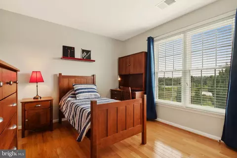 Bedroom - 43926 Middlesex Dr, Chantilly, VA 20152 photo 9 of 14