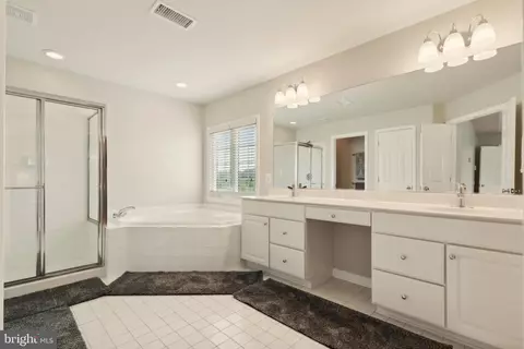 Bath - 43926 Middlesex Dr, Chantilly, VA 20152 photo 1 of 7