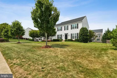 Exterior - 43926 Middlesex Dr, Chantilly, VA 20152 photo 3 of 12