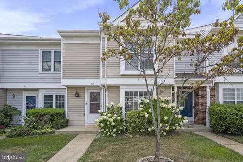 212 Saint Johns Sq, Sterling, VA 20164