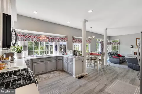 Kitchen - 43949 Reliance Ct, Ashburn, VA 20147 photo 4 of 5