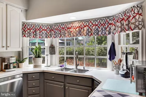 Kitchen - 43949 Reliance Ct, Ashburn, VA 20147 photo 3 of 5