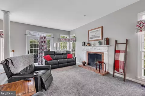 Living - 43949 Reliance Ct, Ashburn, VA 20147 photo 2 of 2