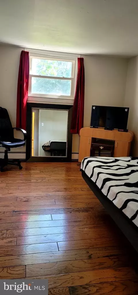 Bedroom - 302 W Juniper Ave, Sterling, VA 20164 photo 4 of 5