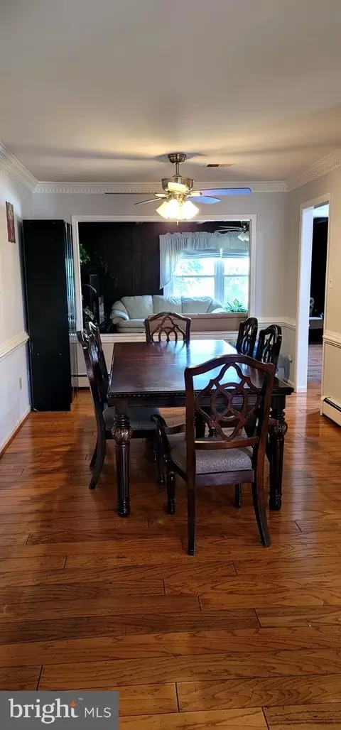 Dining - 302 W Juniper Ave, Sterling, VA 20164 photo 4 of 4