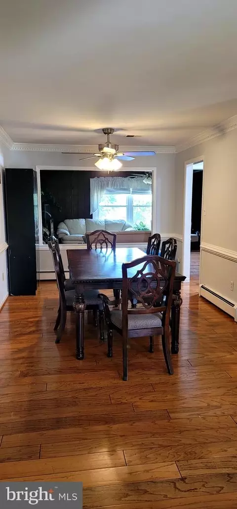 Dining - 302 W Juniper Ave, Sterling, VA 20164 photo 3 of 4