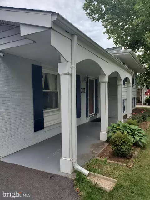 Exterior - 302 W Juniper Ave, Sterling, VA 20164 photo 1 of 1