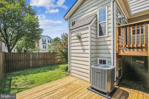 Exterior - 42920 Golf View Dr, Chantilly, VA 20152 photo 8 of 18
