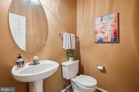 Entry Way - 42920 Golf View Dr, Chantilly, VA 20152 photo 4 of 7