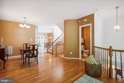 Entry Way - 42920 Golf View Dr, Chantilly, VA 20152 photo 3 of 7