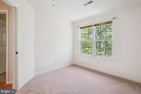 Bedroom - 42920 Golf View Dr, Chantilly, VA 20152 photo 4 of 10