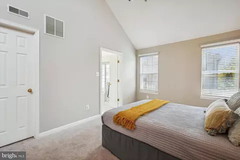 Bedroom - 42920 Golf View Dr, Chantilly, VA 20152 photo 7 of 10