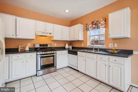 Kitchen - 42920 Golf View Dr, Chantilly, VA 20152 photo 1 of 3