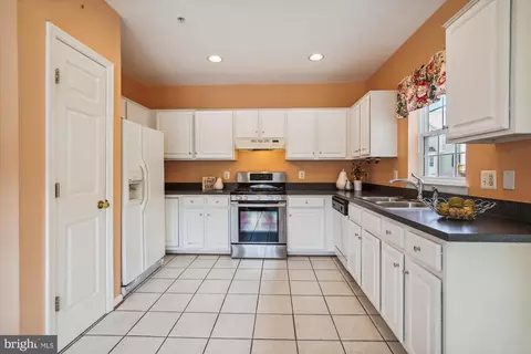Kitchen - 42920 Golf View Dr, Chantilly, VA 20152 photo 3 of 3