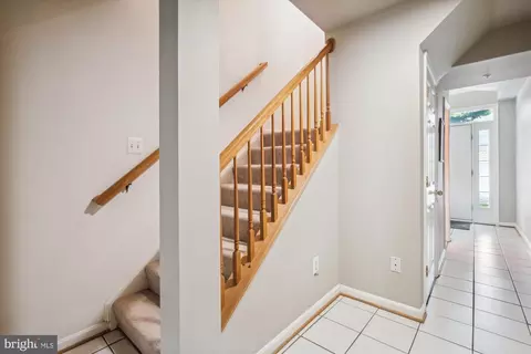 Entry Way - 42920 Golf View Dr, Chantilly, VA 20152 photo 2 of 7