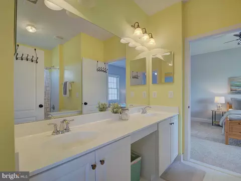 Bath - 43289 Barnstead Dr, Ashburn, VA 20148 photo 6 of 18
