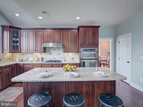 Kitchen - 43289 Barnstead Dr, Ashburn, VA 20148 photo 4 of 10
