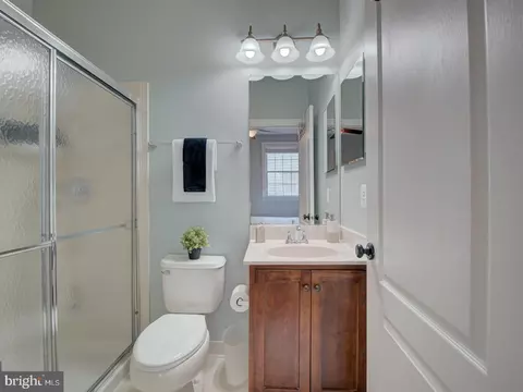 Bath - 43289 Barnstead Dr, Ashburn, VA 20148 photo 3 of 18