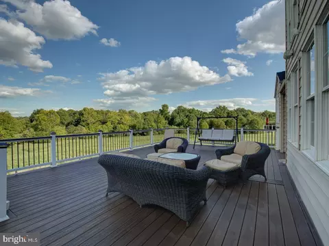 Exterior - 43289 Barnstead Dr, Ashburn, VA 20148 photo 5 of 11
