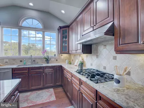 Kitchen - 43289 Barnstead Dr, Ashburn, VA 20148 photo 8 of 10