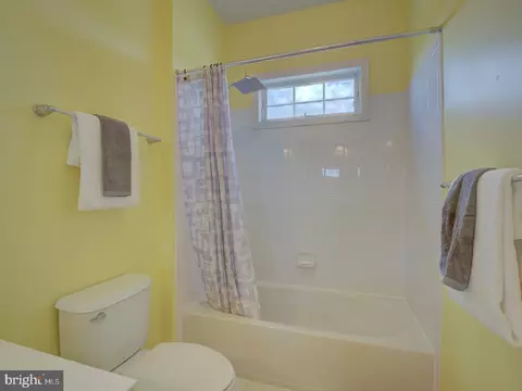 Bath - 43289 Barnstead Dr, Ashburn, VA 20148 photo 7 of 18