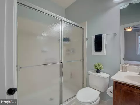Bath - 43289 Barnstead Dr, Ashburn, VA 20148 photo 4 of 18