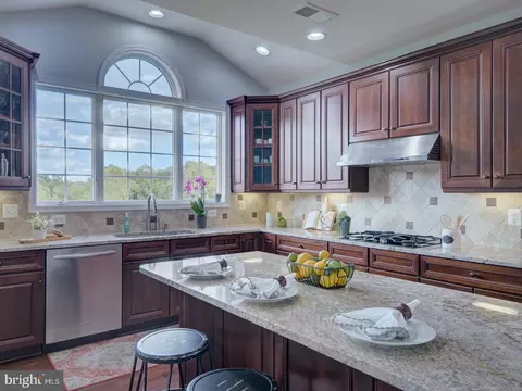 Kitchen - 43289 Barnstead Dr, Ashburn, VA 20148 photo 2 of 10