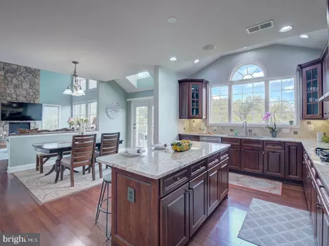 Kitchen - 43289 Barnstead Dr, Ashburn, VA 20148 photo 5 of 10