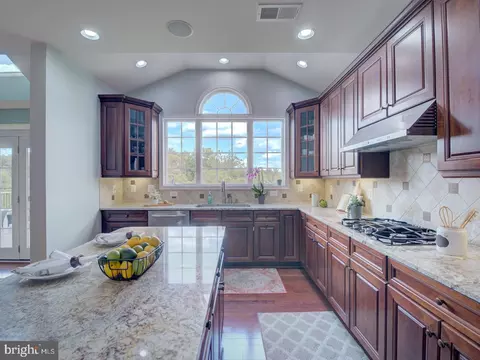 Kitchen - 43289 Barnstead Dr, Ashburn, VA 20148 photo 6 of 10