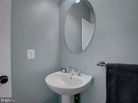 Bath - 43289 Barnstead Dr, Ashburn, VA 20148 photo 2 of 18